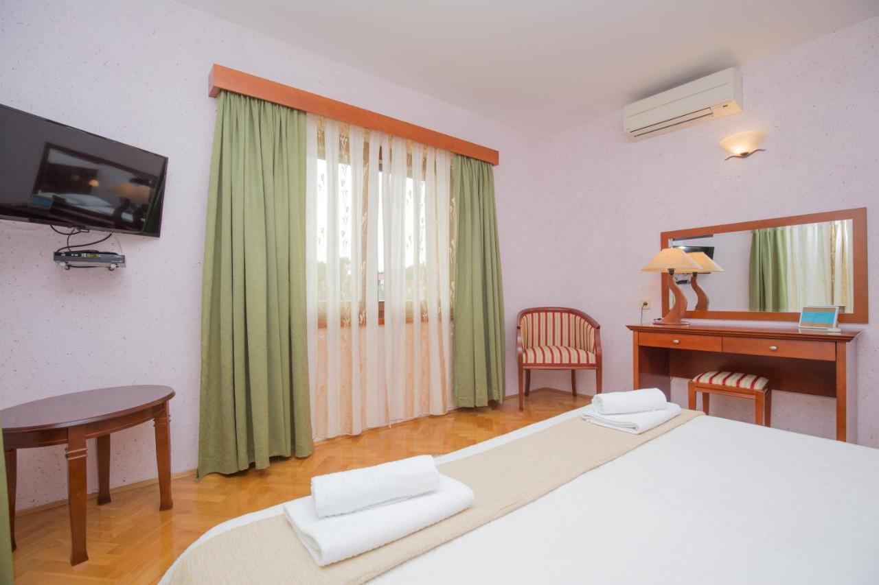 Rooms Plava Laguna Примоштен Экстерьер фото
